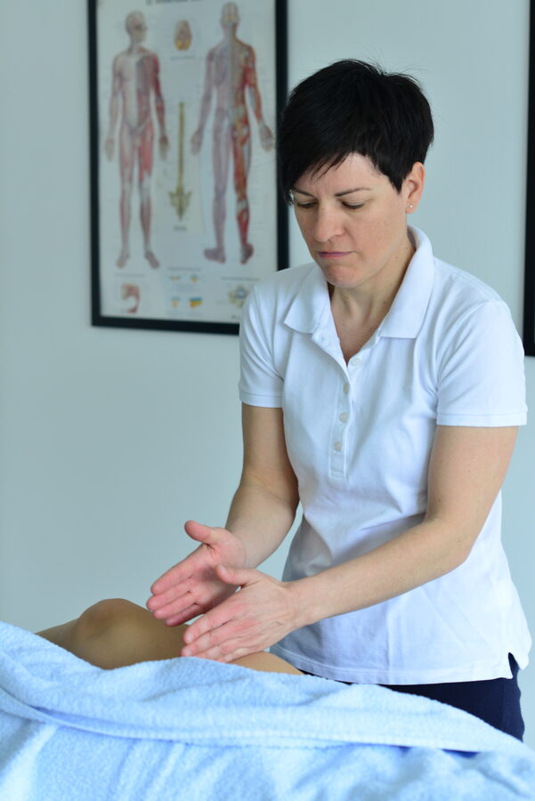 Massaggio sportivo alle gambe